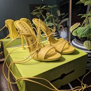Gianni Bini  Yuri sandle bumble bee yellow size 8 never worn still in the box